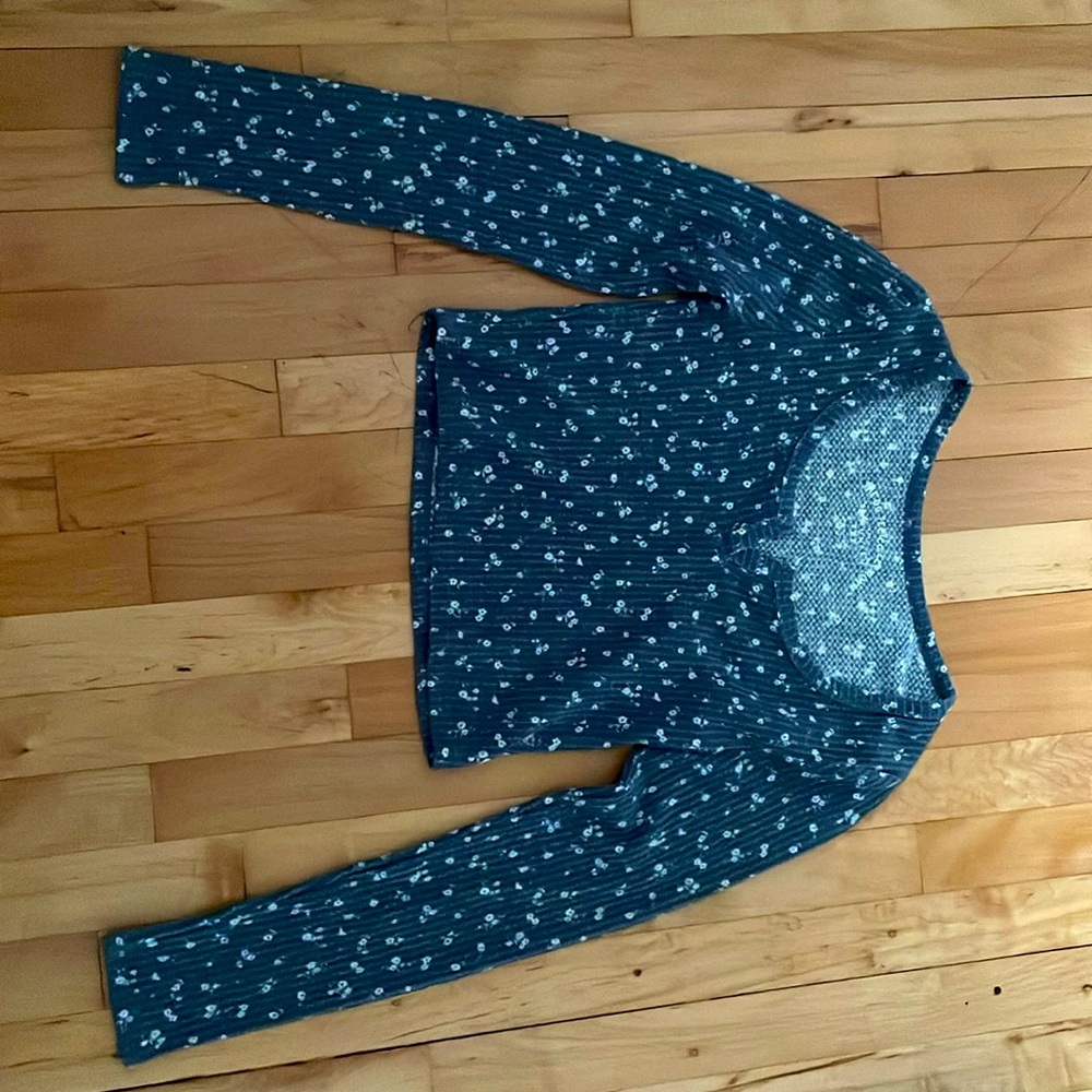 Aero blue cropped long sleeve with white flowers